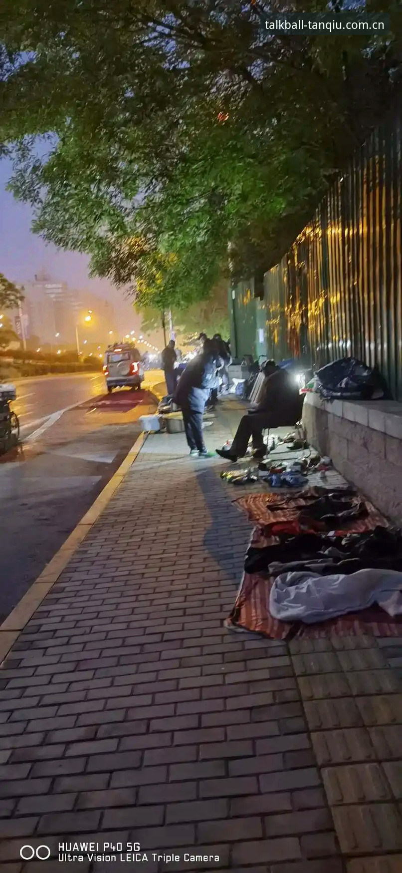 谈球吧体育赛事平台 当凌晨四点半,英超球星格拉利什踉跄走出曼彻斯特的威士忌丹脱衣俱乐部,身旁是同样醉意朦胧的皮克福德——这一幕被狗仔队完整记录下,迅速引爆了足球圈。作为习惯在谈球吧体育赛事平台追踪球员动态的球迷,你会好奇:这些深夜狂欢的背后,是否藏着更深的信号?